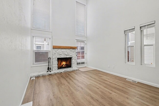 Building Photo - Spacious 2Bed/2.5Bath Townhouse in Central Denver