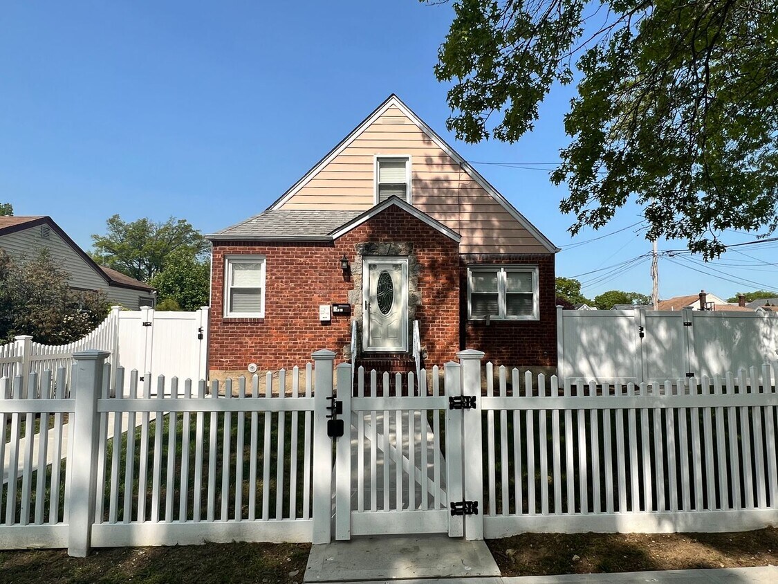 Foto principal - Terrific 4 Bed/1 Bath Home in Elmont!