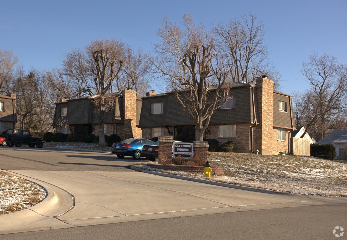 Glenwood Square Apartments in Overland Park, KS