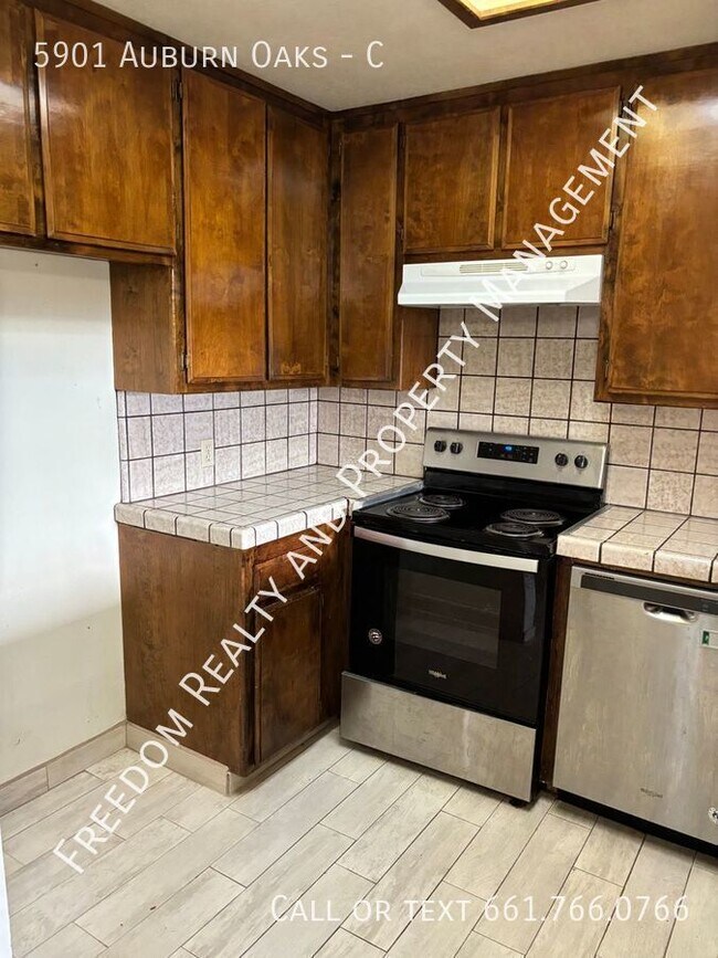 Building Photo - 5901 Auburn Oaks Dr, Bakersfield, CA 93306