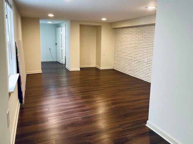 Sala de estar y vestíbulo - 912 Wilson Dr