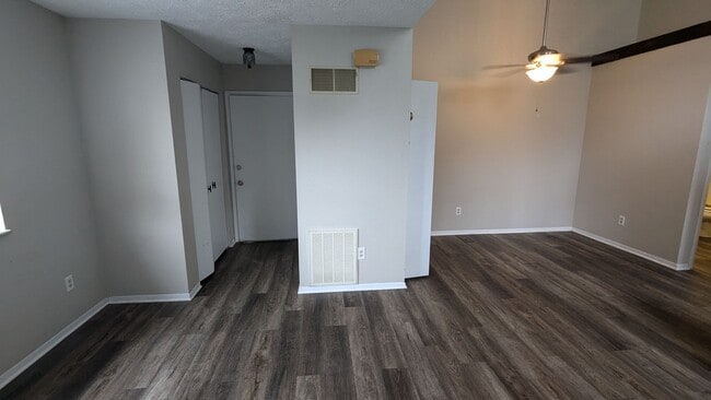 Foto del edificio - MN Cedar Village (801)