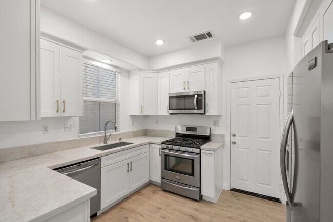 Foto del edificio - 4BR Gated Riverside Home | Fireplace | 2-Car Garage | Washer/Dryer | 3D Tour