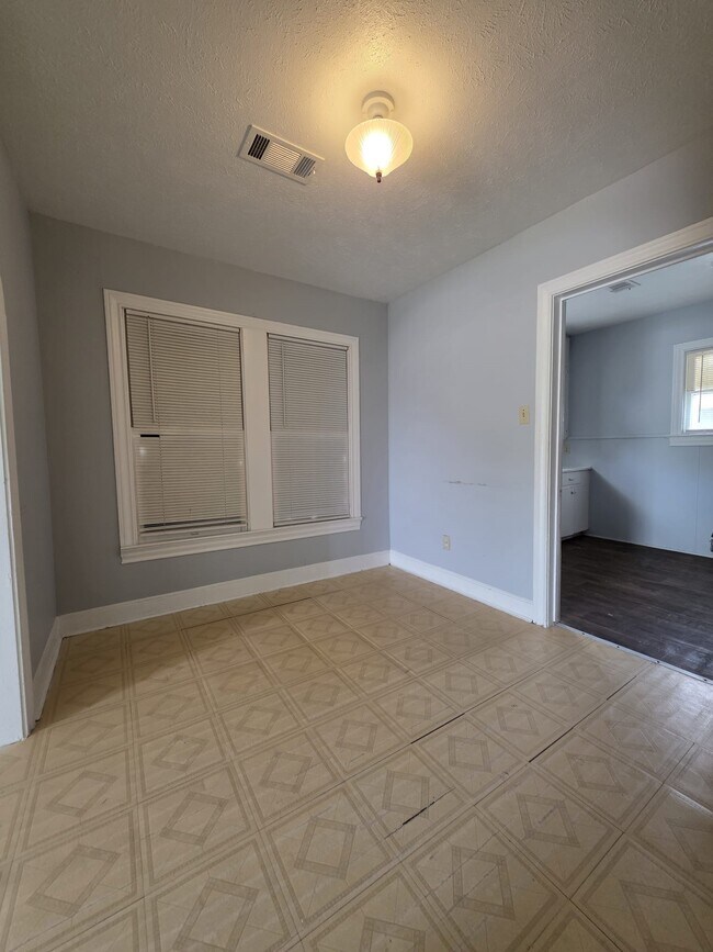 Building Photo - 600 E Defee Ave