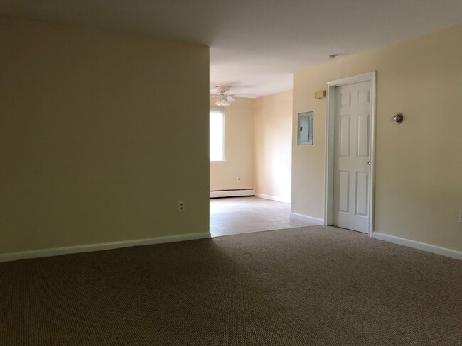 Building Photo - 2 Bedroom Townhouse Heat and Hot Water Included