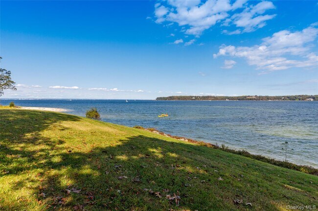 Foto del edificio - 328 Centre Island Rd