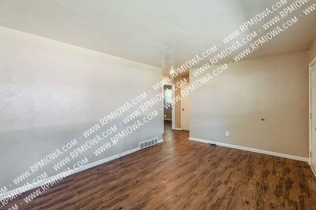Building Photo - COZY 2 Bed, 1 bathroom Duplex nestled in t...