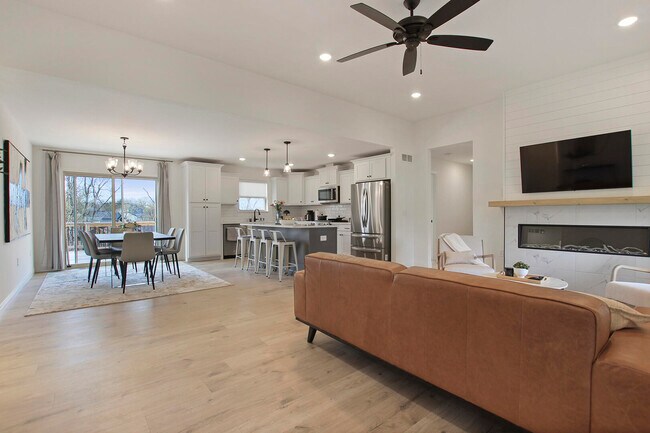 Building Photo - 1641 Spring Mountain Dr