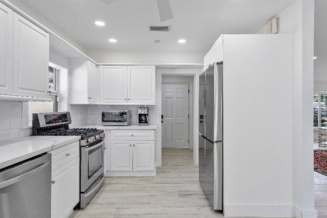 Building Photo - 411 Poinciana Dr