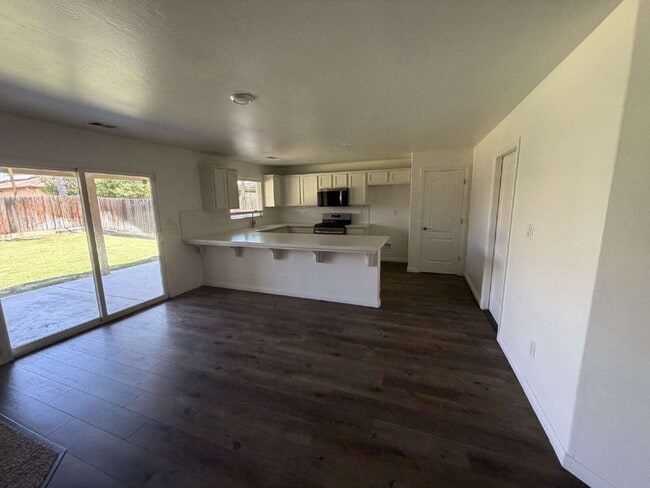Foto del edificio - Beautifully Remodeled 4 Bed, 2 Bath Home with Spacious Backyard!