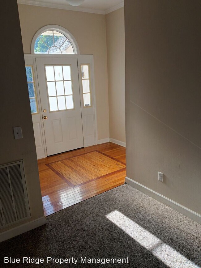 Foto del edificio - 3 br, 2 bath House - 4 University Place