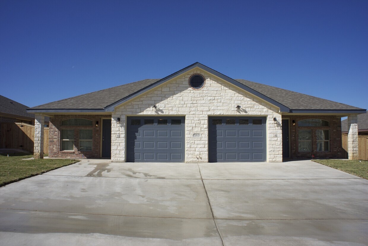 Foto principal - Viewable 10/3 – Spacious 3 Bedroom, 2 Bath...