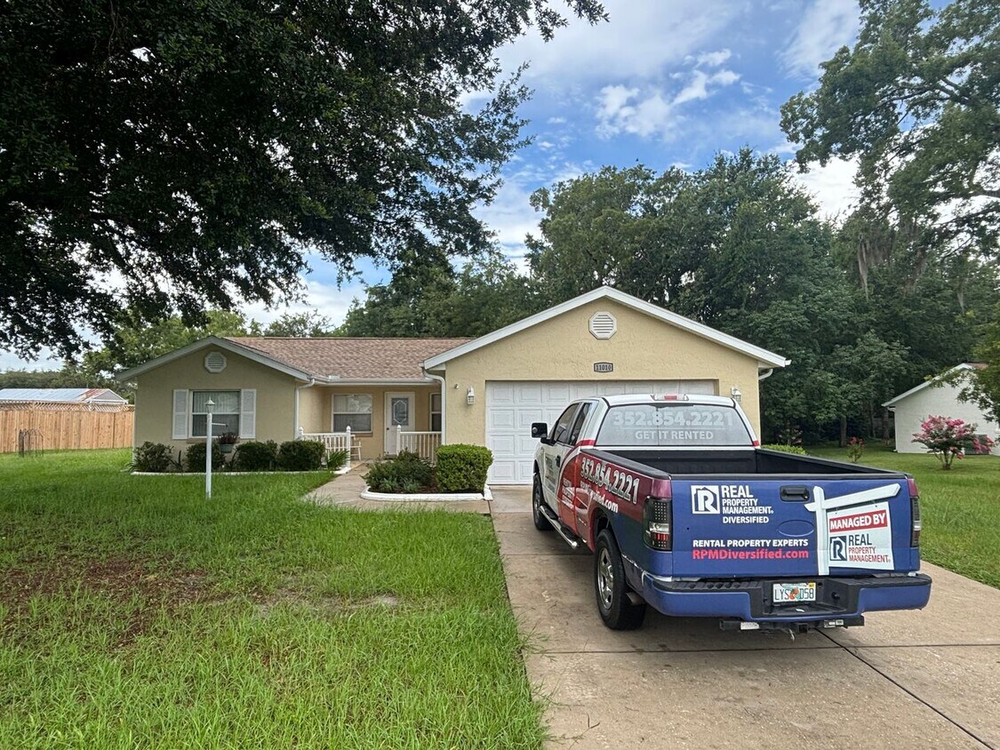 Primary Photo - 3 Bed , 2 Bath. Garage Lovers Paradise!! M...