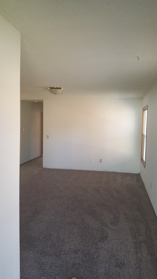 Building Photo - Great 3 Bed 2 Bath 2 Car Garage Flat Duplex- Pets ok!