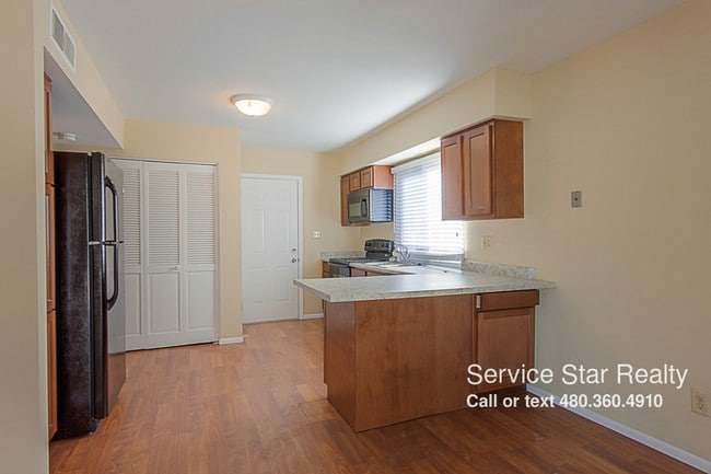 Building Photo - 2750 E Cactus Rd