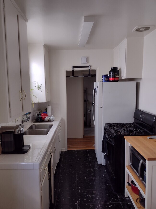 Kitchen - 1342 Yale St