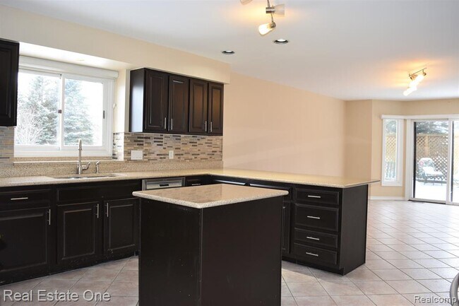 Foto del edificio - 5841 Ruby Dr