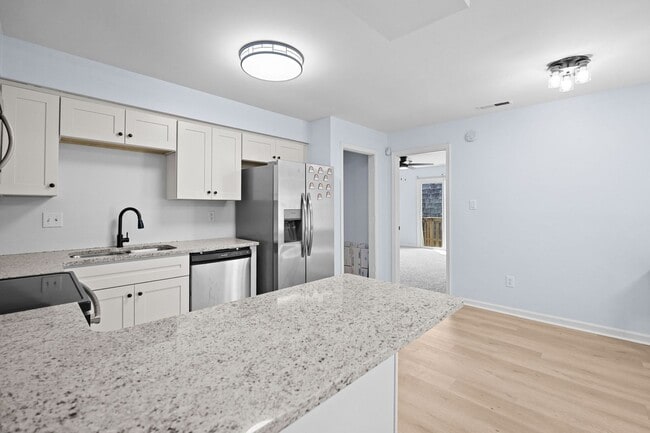 Building Photo - Fully Renovated Condo for Rent in Virginia...