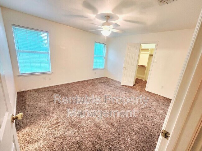 Foto del edificio - 1102 Turkey Creek Ct