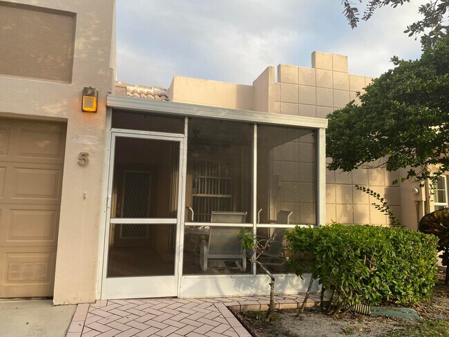 Foto del edificio - 18730 Stewart Cir