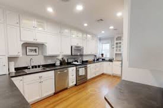 Foto del edificio - 9/1 No Fee! Huge 4BR/2BA in Brookline near Cleveland Cir, Wash Sq