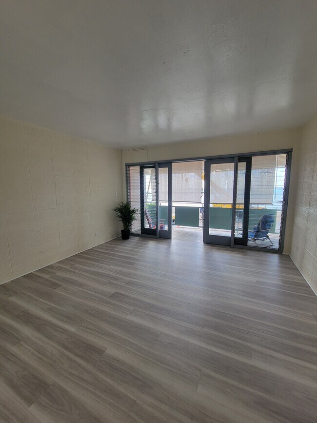 Área de estar: cortinas enrollables en la terraza - 85-933 Bayview St