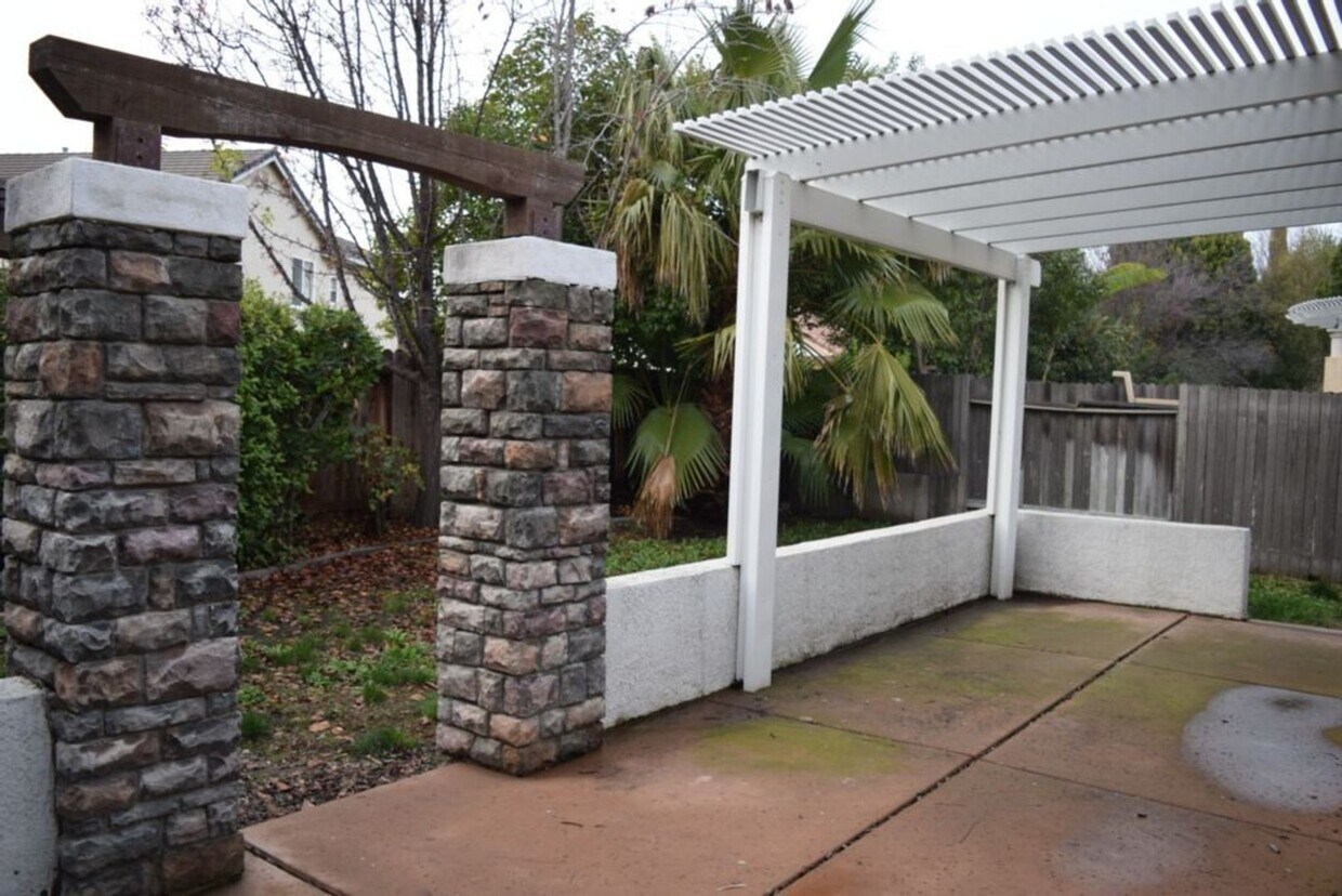Building Photo - 4951 Crest Dr