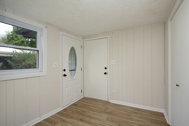 Building Photo - 729 Leclaire Ave