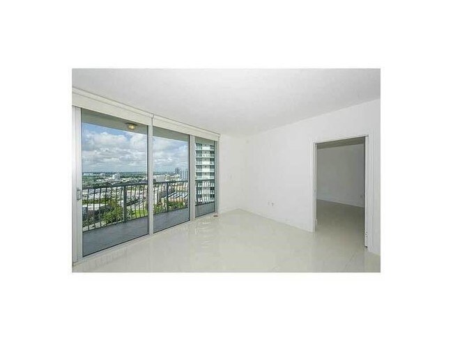 Building Photo - 1750 N Bayshore Dr