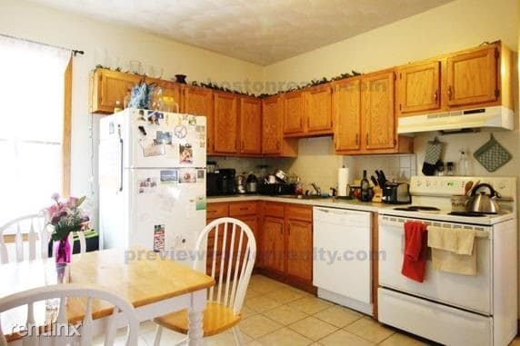 Primary Photo - 164 Kelton St
