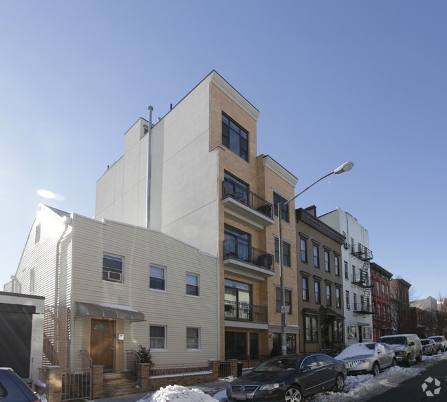 Primary Photo - 206 Kent St