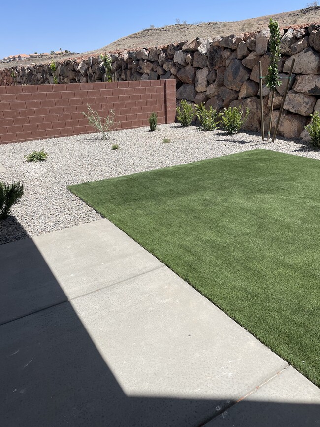 Building Photo - 746 E Desert Cactus Dr