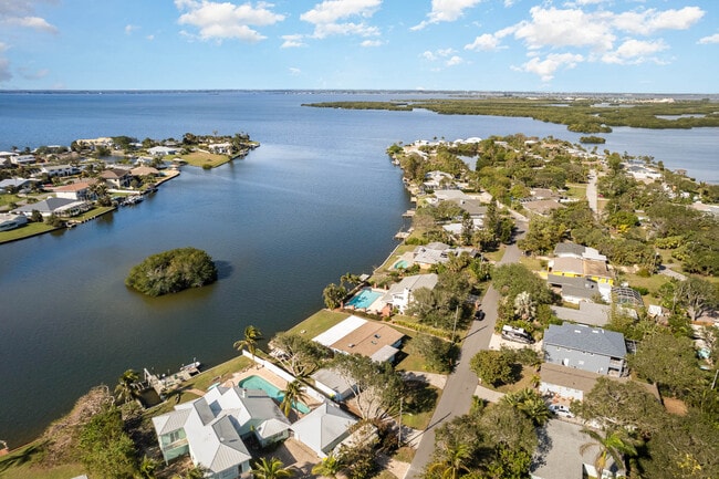 Building Photo - 1350 Bayshore Dr