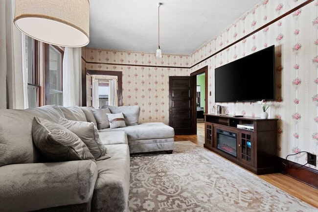 Building Photo - 100 W Main St