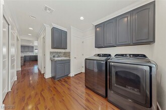 Building Photo - 144 E Robindale Rd