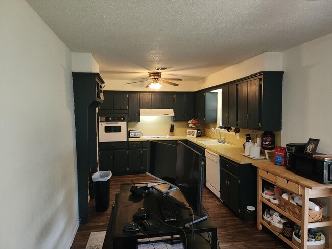 Building Photo - Darling Home in East Shawnee