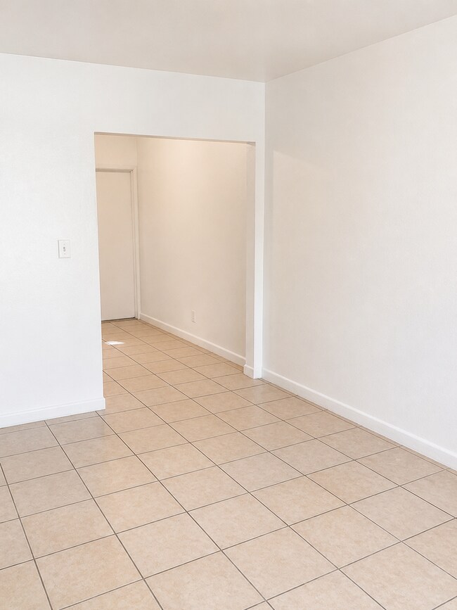 Building Photo - 107 SW 18th Ave