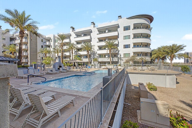 Building Photo - 945 E Playa del Norte Dr
