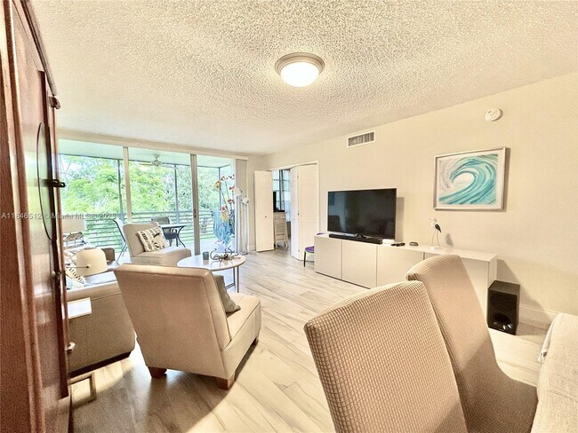 Foto del edificio - 3800 Oaks Clubhouse Dr