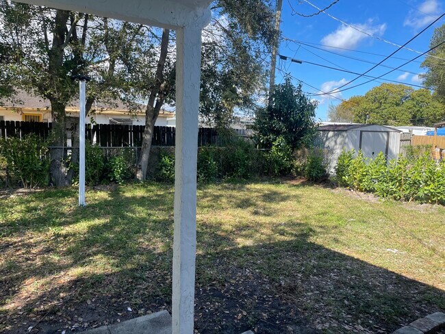 Foto del edificio - 2381 Rutland St