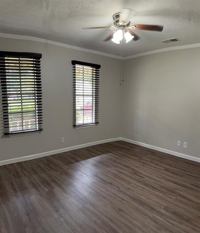 Building Photo - 109 Mistletoe St