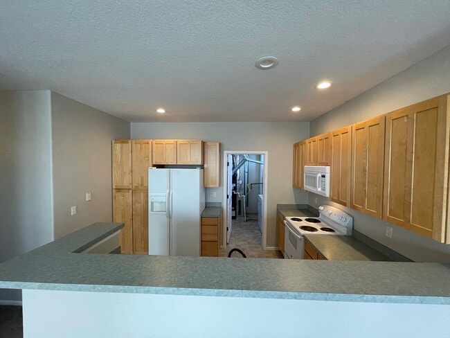 Foto del edificio - Built to Spoil! Gated Community in Denver with attached Garage!