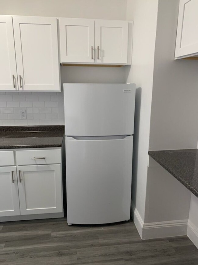 Building Photo - Avl NOW - NO FEE! Split-style 3BR apartmen...