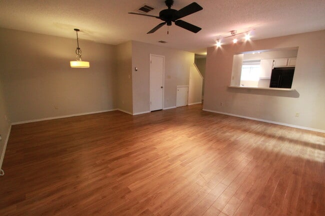 Building Photo - 2 Bedroom, 1.5 Bath Condo in Northwest Hills Near Far West Blvd