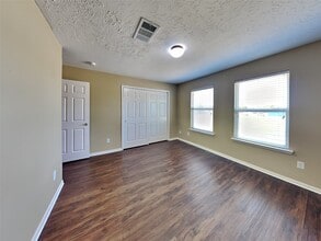 Building Photo - 913 Almond St