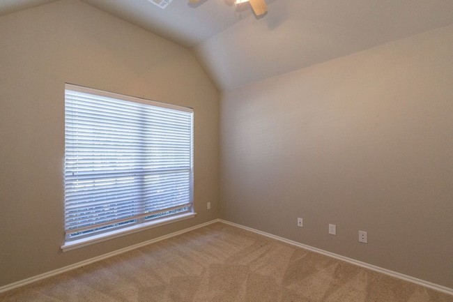 Building Photo - LARGE PRISTINE HOME IN OWASSO