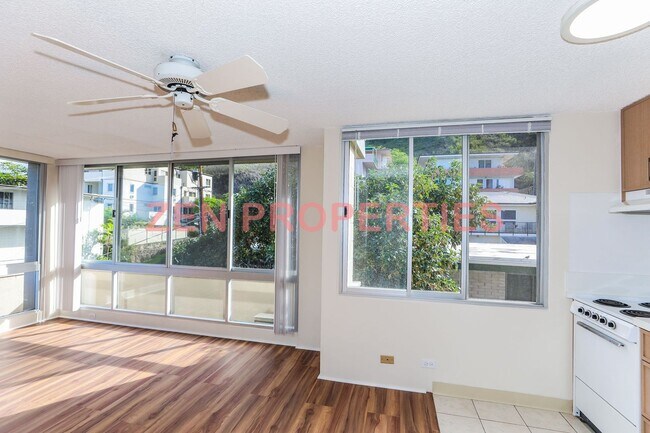 Foto del edificio - 2 bedroom, 1 bath unit with 1 parking stal...
