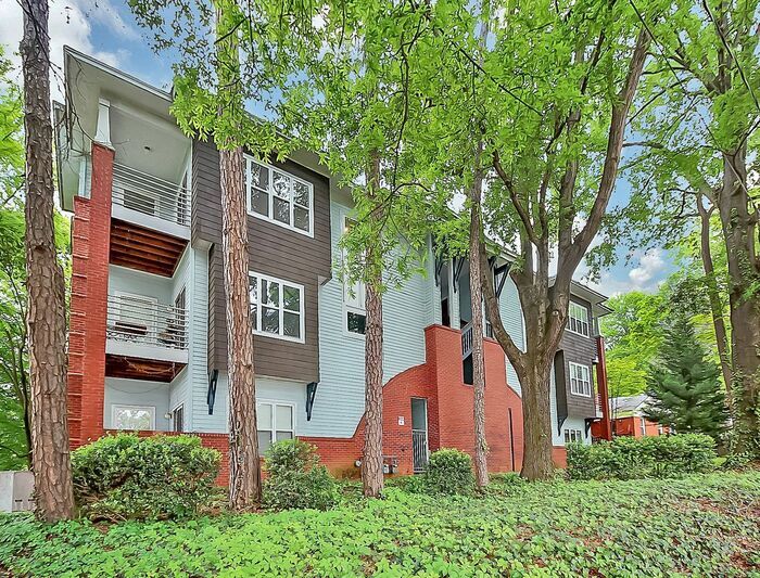 Primary Photo - Stunningly Updated 2BD/2BA Ground Floor Un...