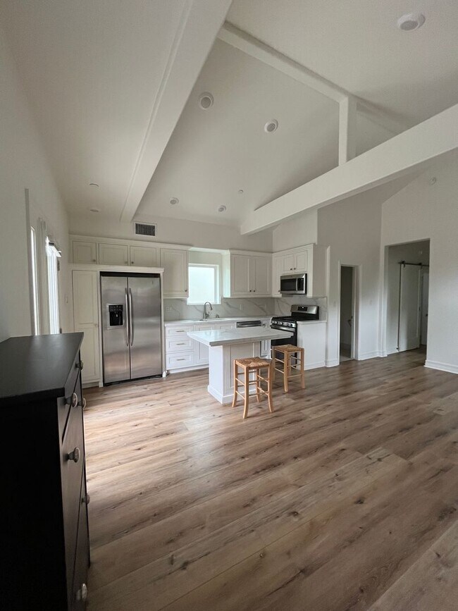 Building Photo - Beachy Montecito Cottage