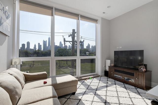 Foto del edificio - 943 N Crosby St